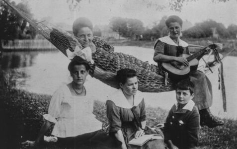 P085 - Frauen mit Gitarre
