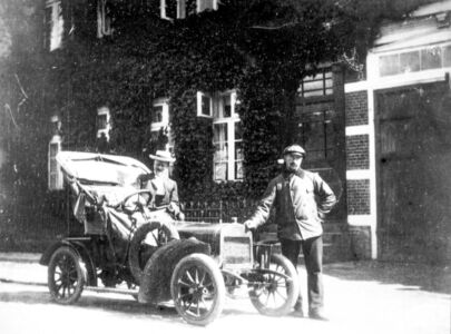 P 1620 - das erste Automobil Freiburgs vor dem Ärztehaus