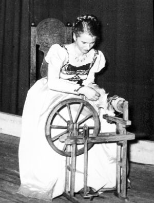 Frau am Spinnrad